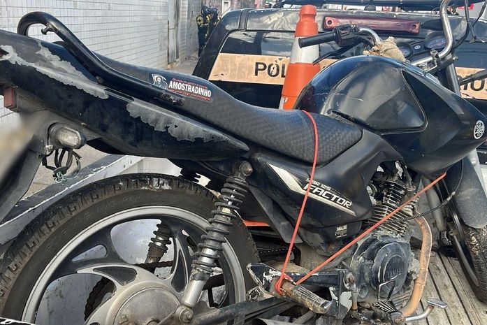 Motociclista inabilitado é abordado após cometer diversas infrações e crimes de trânsito