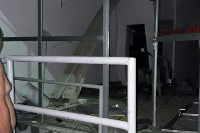 Criminosos explodem bancos, atacam agência dos Correios e posto da PM no interior
