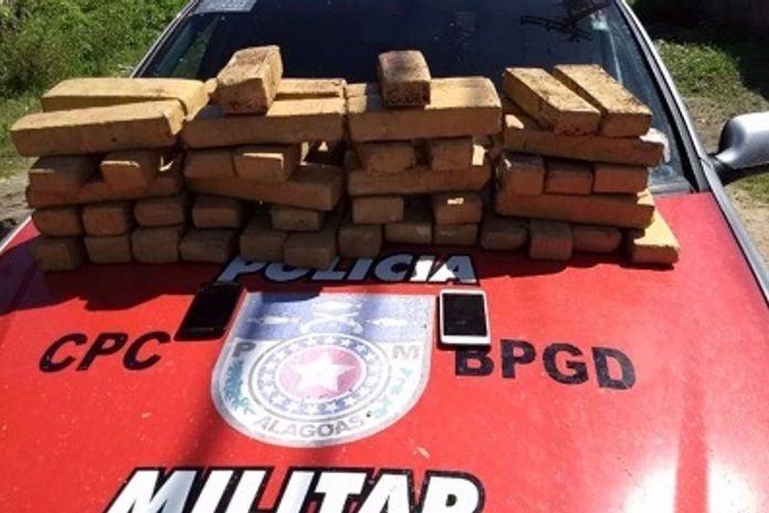 Operação apreende mais de 50 kg de maconha enterrada em terreno baldio