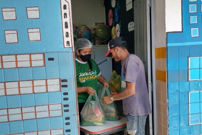 Educação de Santana do Mundaú segue entregando kits de gêneros alimentícios