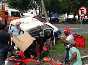 Colisão de ambulância com poste deixa quatro pessoas feridas na Avenida Fernandes Lima