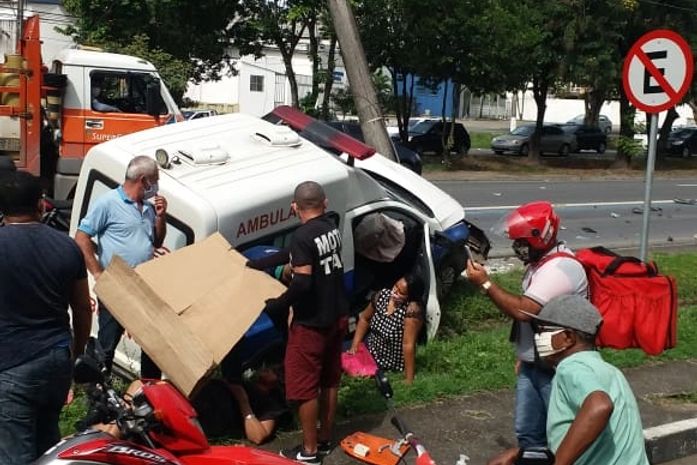 Colisão de ambulância com poste deixa quatro pessoas feridas na Avenida Fernandes Lima