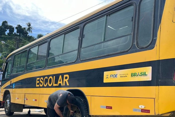 Educação de Santana do Mundaú renova pneus da frota de ônibus escolares