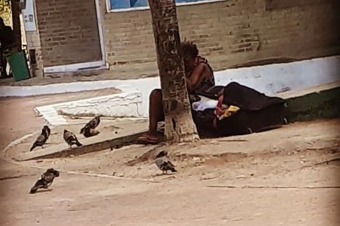 Hoje no domingo de carnaval avistei Quitéria, a preta idosa, e ela não estava bem!