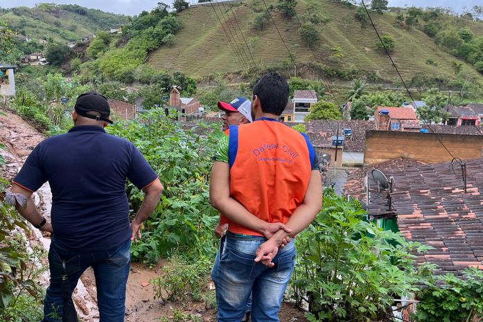 Prefeitura de Santana do Mundaú vistoria áreas e instala lonas de contenção