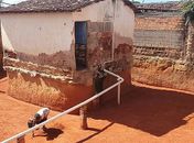 Idosas são resgatadas de residência após escavar terreno por oito anos