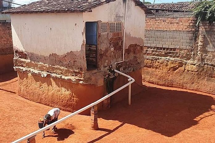 Idosas são resgatadas de residência após escavar terreno por oito anos