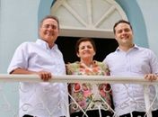 A prefeita num recente encontro este ano na porta da Prefeitura, ladeada do senador Renan Calheiros e o governador Renan Filho