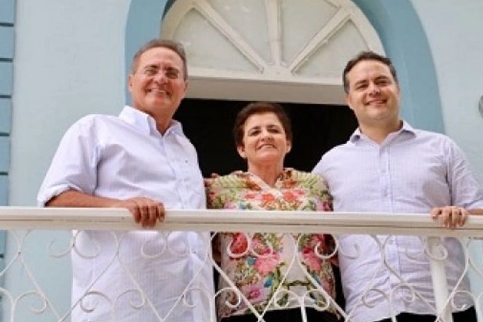 A prefeita num recente encontro este ano na porta da Prefeitura, ladeada do senador Renan Calheiros e o governador Renan Filho