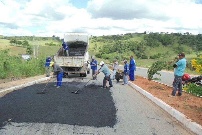 Prefeitura de Santana do Mundaú realiza operação tapa buracos em residencial