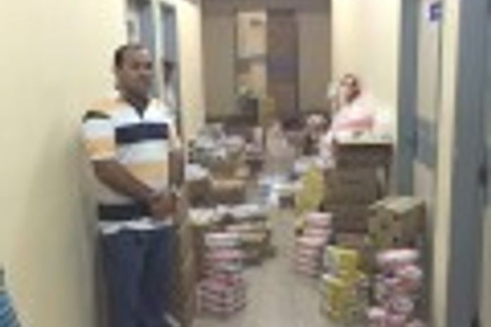 Erasminho Dias na foto com os medicamentos comprados nos seus treze dias de gestão