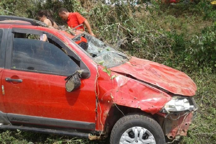 Homem fica ferido após carro cair em ribanceira na AL 145 em Água Branca