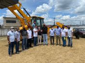Prefeito Neno Freitas entrega uma retroescavadeira 0 Km e 300 kits de ferramentas para agricultores