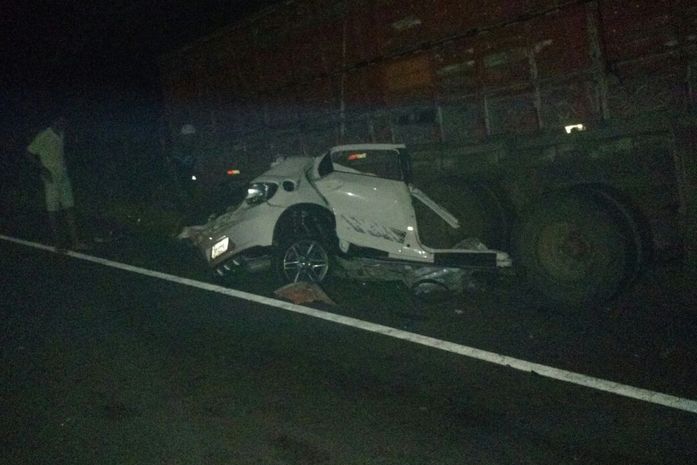Caminhão se choca com carro em Maribondo