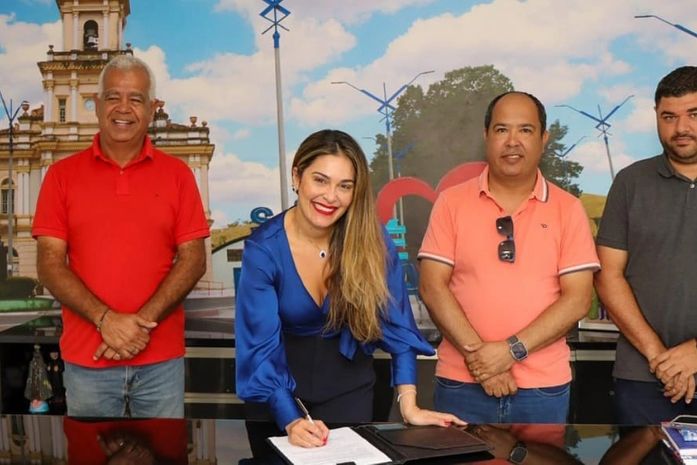 Prefeita Angela Vanessa assina ordem de serviço para a construção da cobertura do pátio da feira livre em São José da Laje