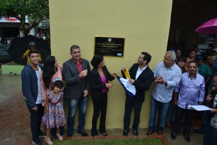 População ocupa as ruas para comemorar festa em grande estilo de Emancipação