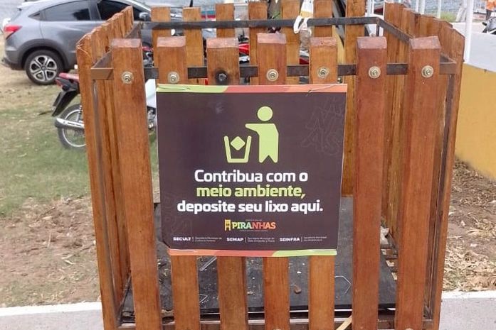 Prefeitura de Piranhas amplia instalação de lixeiras em toda cidade