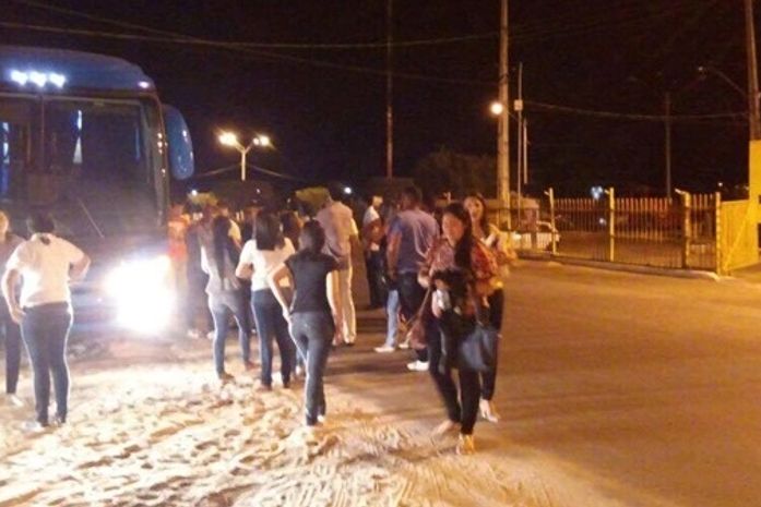 Ônibus que transporta estudantes de Delmiro Gouveia para Paulo Afonso é alvo de tiros na BR-423