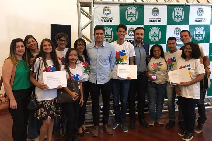 Jovens receberam certificados durante solenidade que teve a presença do prefeito Rui Palmeira.