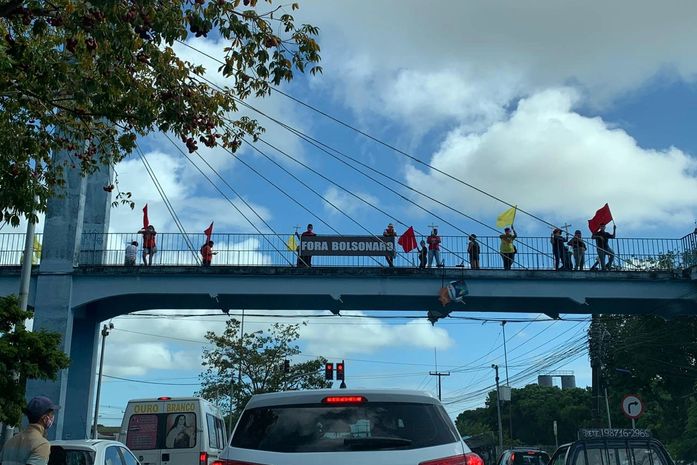 Protesto na passarela da Ufal pede saída de Bolsonaro da Presidência