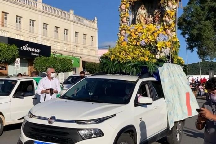 Procissão de Senhora Santana percorreu as ruas da cidade
