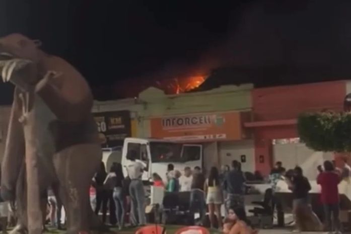 Incêndio em lanchonete atinge loja de celulares e casa abandonada no Sertão de AL