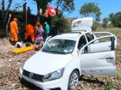 Criança de três anos e três adultos ficam feridos após táxi cair em ribanceira, em Penedo