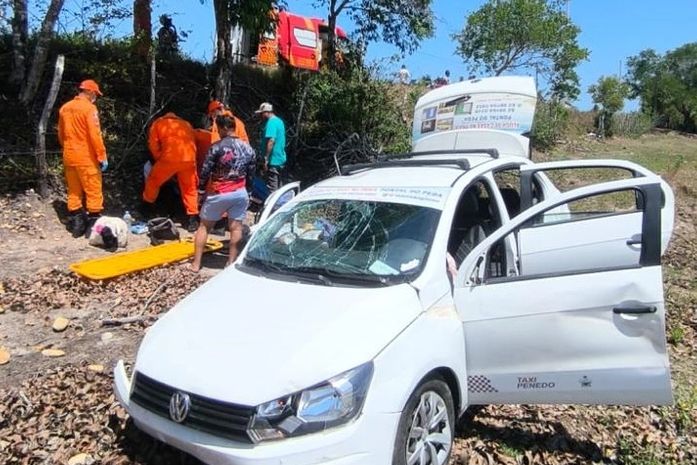 Criança de três anos e três adultos ficam feridos após táxi cair em ribanceira, em Penedo