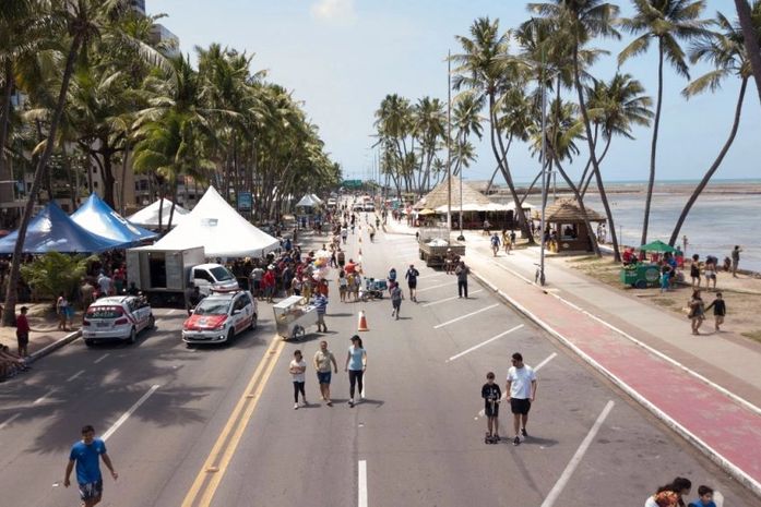 Rua fechada, na orla de Maceió