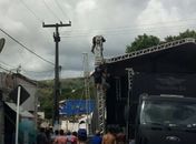 Homem morre eletrocutado enquanto montava palco