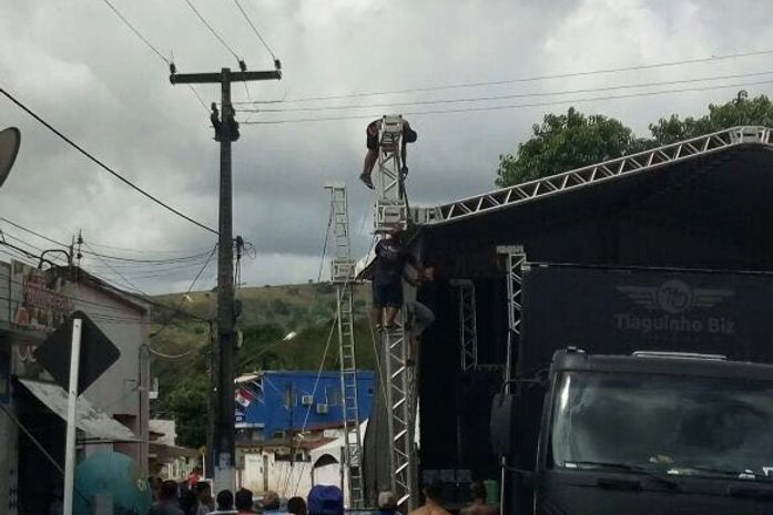 Homem morre eletrocutado enquanto montava palco