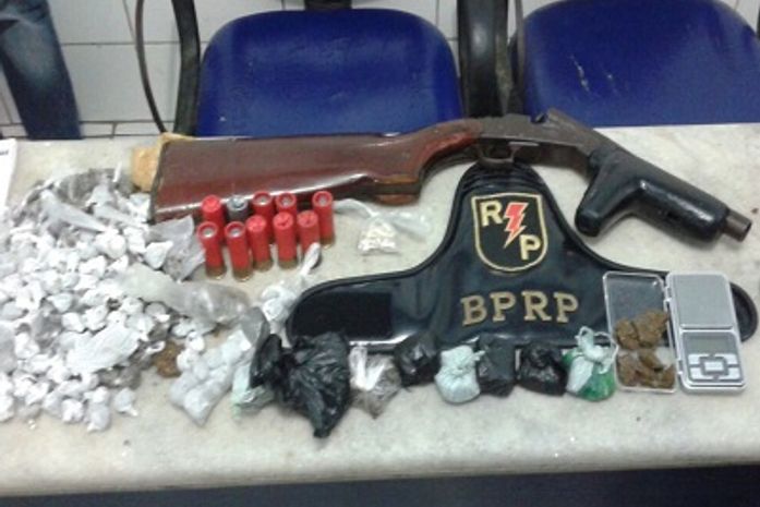 Polícia prende homem e apreende menor suspeitos de porte ilegal de arma e tráfico de drogas