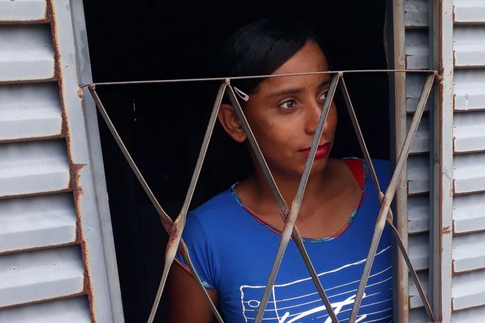 No interior, eleitora observa movimentação política em sua cidade