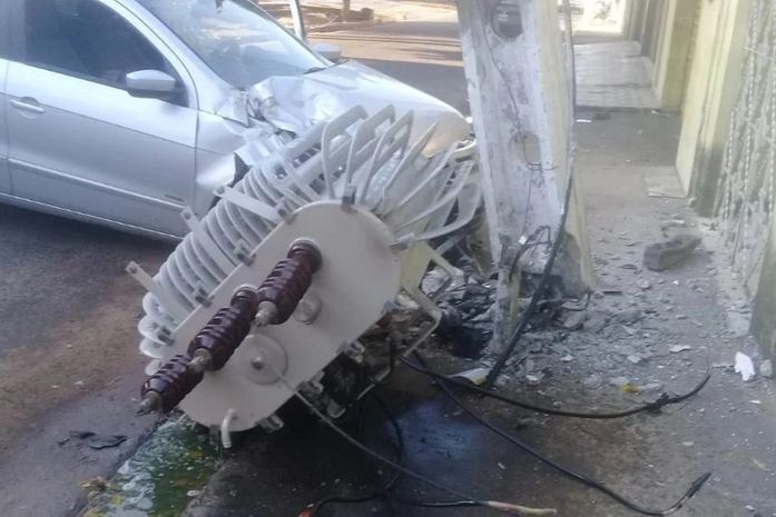 Carro bate em poste