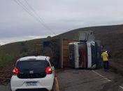 Caminhão carregado com cana-de-açúcar tomba, derruba postes e deixa vítima presa às ferragens