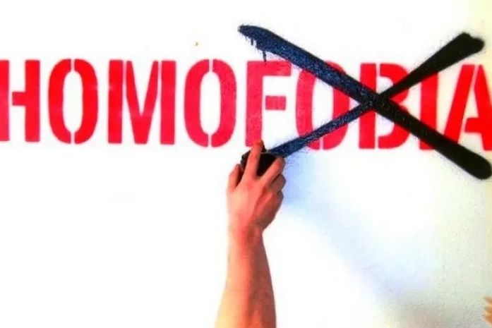 Ângela viu sua filha ser apedrejada somente por ser lésbica.