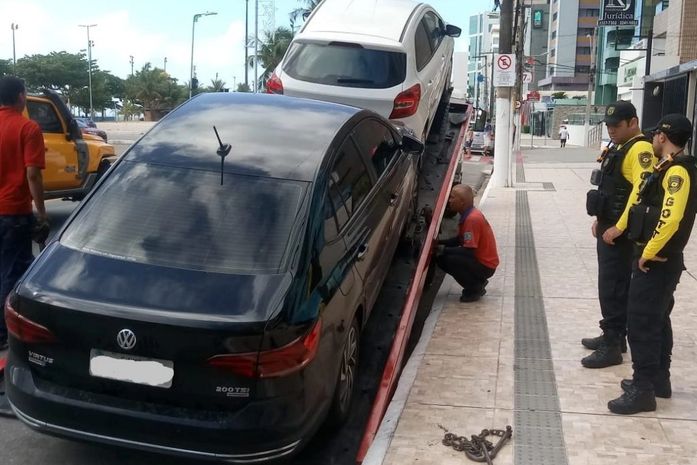 Carros removidos na orla da Pajuçara