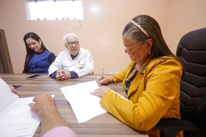 Prefeita Tia Júlia assina repasse de emendas que destinam mais de R$ 14,2 milhões ao Hospital Regional Santa Rita