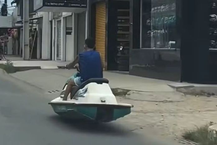 Homem é flagrado guiando moto aquática adaptada na parte alta de Maceió