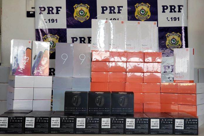 PRF apreende R$ 70 mil em eletrônicos sem nota fiscal dentro de ônibus na BR-101