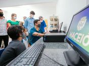 Modernização: JHC entrega 300 novos computadores para escolas municipais