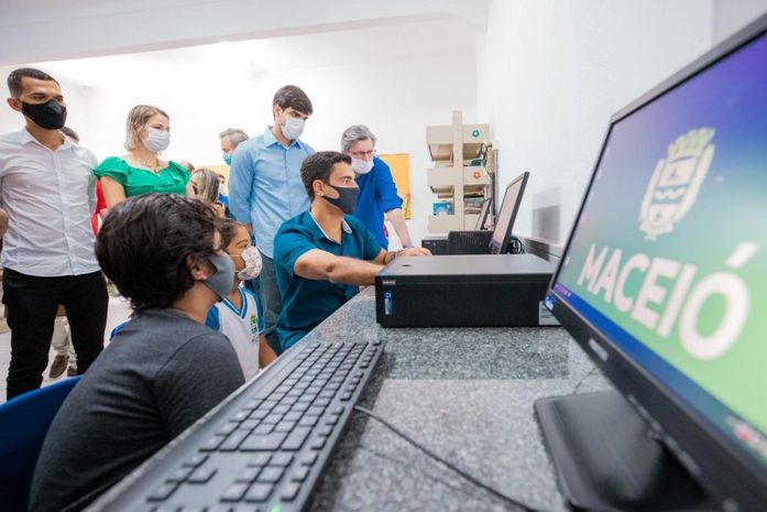 Modernização: JHC entrega 300 novos computadores para escolas municipais