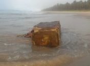 Pacotes sem identificação voltam a aparecer na praia do Francês em Alagoas