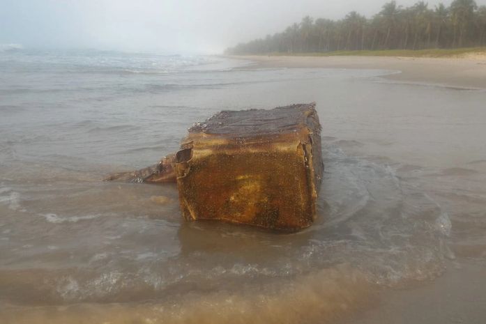 Pacotes sem identificação voltam a aparecer na praia do Francês em Alagoas