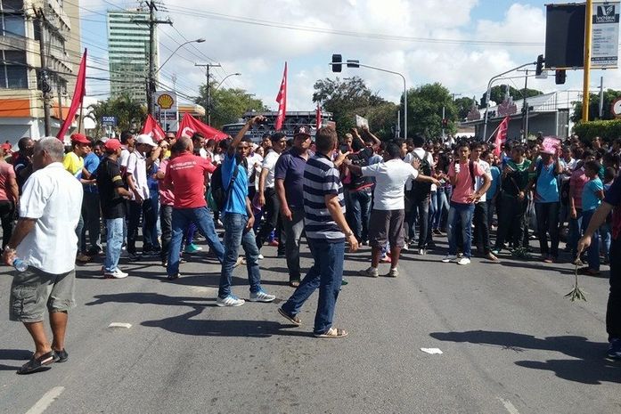 Protesto de estudantes na sexta (27) intrditou o tráfego na Fernandes Lima