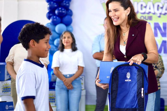 ​​Prefeita Ceci reforça compromisso com a educação durante entrega oficial de kits escolares