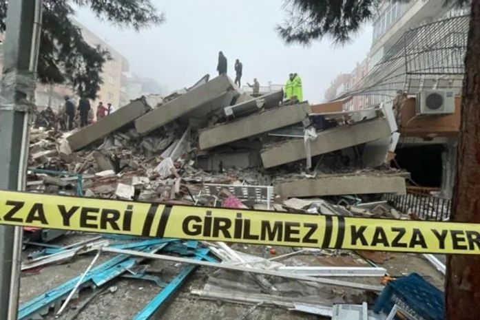 Terremoto deixa mais de 640 mortos na Turquia e na Síria