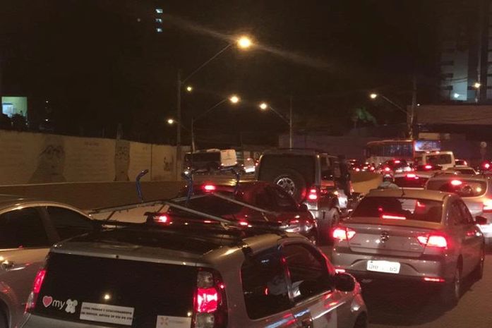 Foliões enfrentam forte congestionamento para chegar no Jaraguá Folia