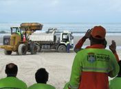 Slum monitora faixa de areia na Praia da Avenida