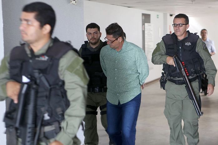 Agnaldo Lopes de Vasconcelos chegando ao Fórum da Capital 